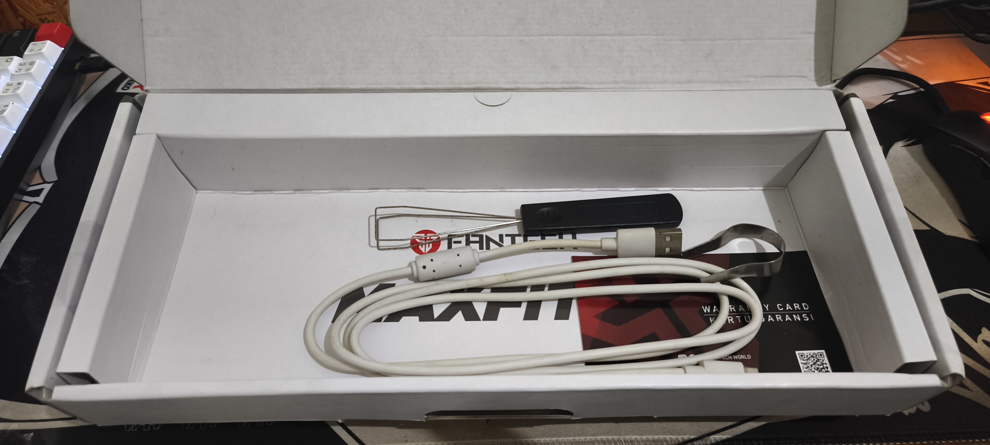 Fantech Maxfit 61 White (red switch)